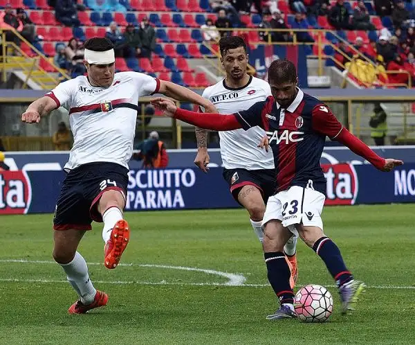 Al Dall'Ara il Bologna di Donadoni piega il Genoa con una rete per tempo di Floccari e Giaccherini e conquista tre punti d'oro che valgono di fatto la salvezza per gli emiliani.