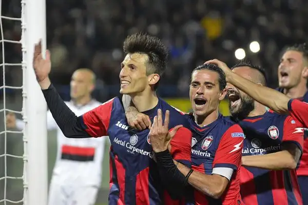 La storica promozione in serie A è sempre più vicina per i pitagorici: altra vittoria firmata Budimir.