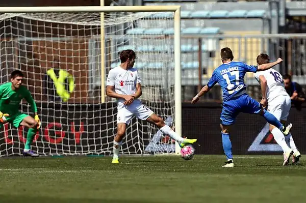 I gol di Pucciarelli e Zielinski regalano la salvezza matematica all'Empoli e aggravano la crisi dei viola nell'anticipo di serie A delle 12.30 al Castellani.