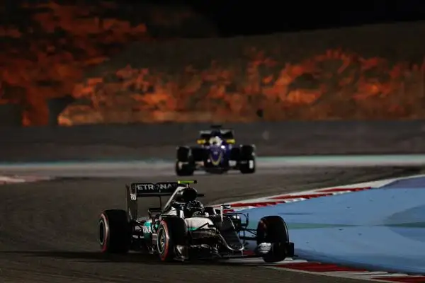 Rosberg domina, Raikkonen secondo. Il finlandese riscatta parzialmente la Ferrari dopo l'uscita di Vettel.