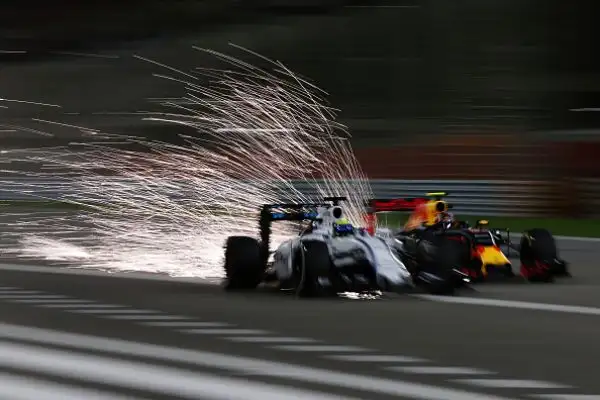 Rosberg domina, Raikkonen secondo. Il finlandese riscatta parzialmente la Ferrari dopo l'uscita di Vettel.