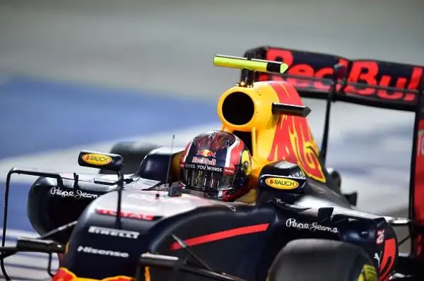 Rosberg domina, Raikkonen secondo. Il finlandese riscatta parzialmente la Ferrari dopo l'uscita di Vettel.