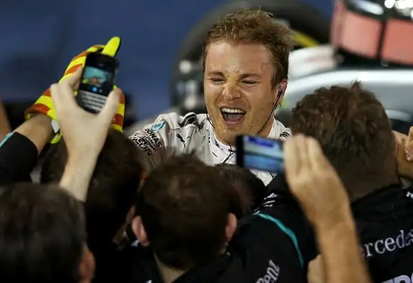Rosberg domina, Raikkonen secondo. Il finlandese riscatta parzialmente la Ferrari dopo l'uscita di Vettel.