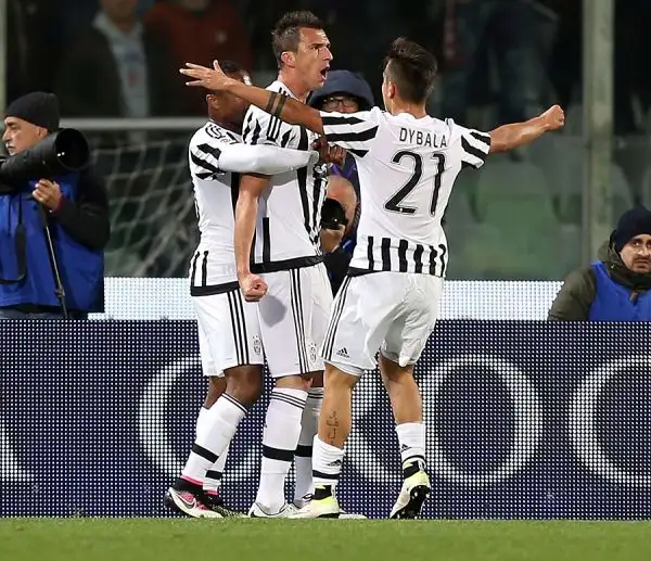 La squadra di Allegri si impone a Firenze battendo una indomita Fiorentina con le reti di Mandzukic e Morata. Buffon, ancora una volta strepitoso, para nel finale il penalty a Kalinic.