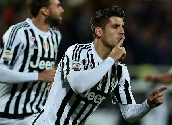 La squadra di Allegri si impone a Firenze battendo una indomita Fiorentina con le reti di Mandzukic e Morata. Buffon, ancora una volta strepitoso, para nel finale il penalty a Kalinic.