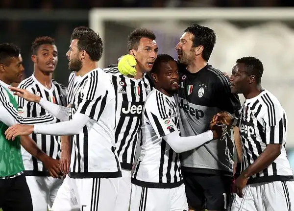 La squadra di Allegri si impone a Firenze battendo una indomita Fiorentina con le reti di Mandzukic e Morata. Buffon, ancora una volta strepitoso, para nel finale il penalty a Kalinic.