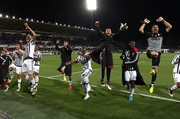La squadra di Allegri si impone a Firenze battendo una indomita Fiorentina con le reti di Mandzukic e Morata. Buffon, ancora una volta strepitoso, para nel finale il penalty a Kalinic.