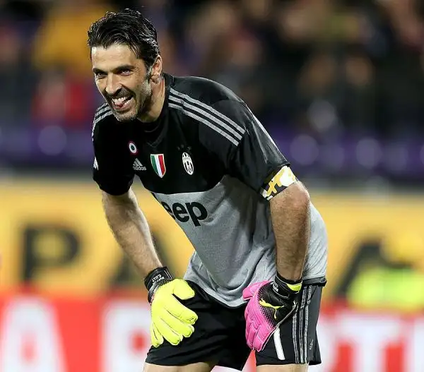 La squadra di Allegri si impone a Firenze battendo una indomita Fiorentina con le reti di Mandzukic e Morata. Buffon, ancora una volta strepitoso, para nel finale il penalty a Kalinic.
