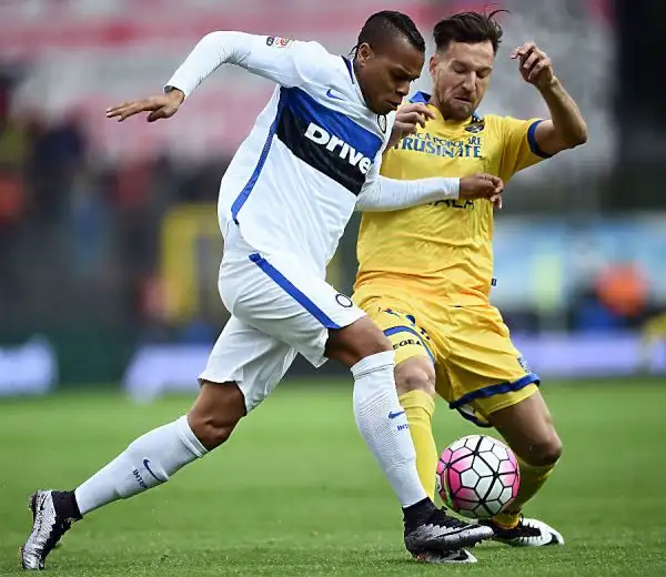 L’Inter al ‘Matusa’ soffre fino a metà ripresa ma piega il Frosinone proprio nel suo momento migliore con un colpo di testa di Icardi. 