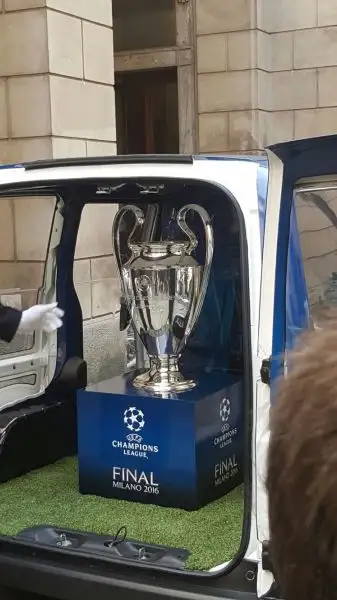 A Palazzo Marino si è svolta la cerimonia per l'arrivo nel capoluogo lombardo della coppa dalle grandi orecchie in vista della finale del prossimo 28 maggio.