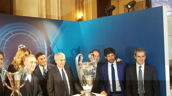 A Palazzo Marino si è svolta la cerimonia per l'arrivo nel capoluogo lombardo della coppa dalle grandi orecchie in vista della finale del prossimo 28 maggio.