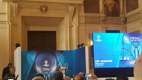A Palazzo Marino si è svolta la cerimonia per l'arrivo nel capoluogo lombardo della coppa dalle grandi orecchie in vista della finale del prossimo 28 maggio.