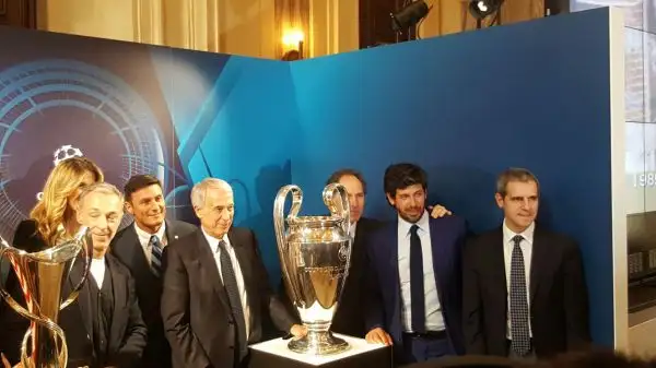 A Palazzo Marino si è svolta la cerimonia per l'arrivo nel capoluogo lombardo della coppa dalle grandi orecchie in vista della finale del prossimo 28 maggio.