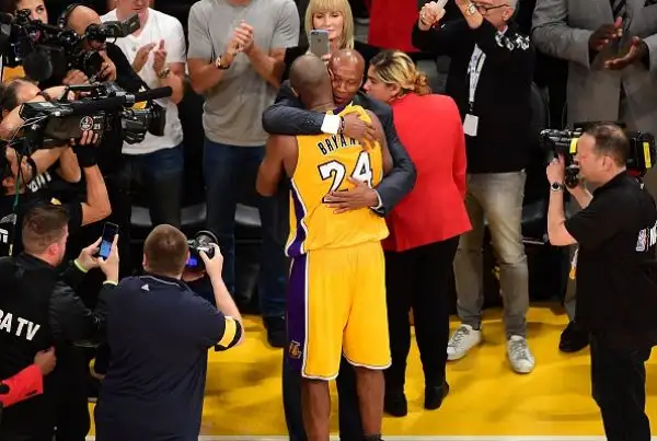 Per il suo addio al basket Bryant ha regalato ai suoi tifosi 60 punti e ai Lakers una rimonta incredibile.