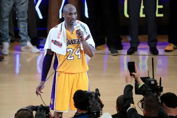Per il suo addio al basket Bryant ha regalato ai suoi tifosi 60 punti e ai Lakers una rimonta incredibile.
