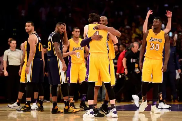 Per il suo addio al basket Bryant ha regalato ai suoi tifosi 60 punti e ai Lakers una rimonta incredibile.