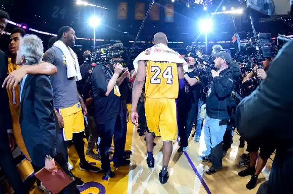 Per il suo addio al basket Bryant ha regalato ai suoi tifosi 60 punti e ai Lakers una rimonta incredibile.