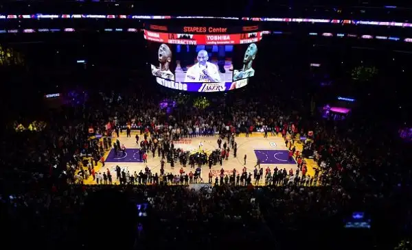 Per il suo addio al basket Bryant ha regalato ai suoi tifosi 60 punti e ai Lakers una rimonta incredibile.