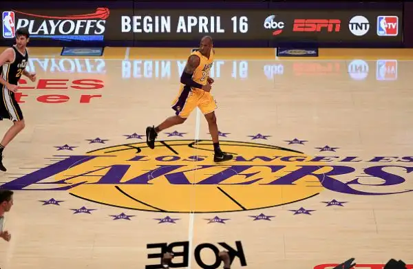 Per il suo addio al basket Bryant ha regalato ai suoi tifosi 60 punti e ai Lakers una rimonta incredibile.