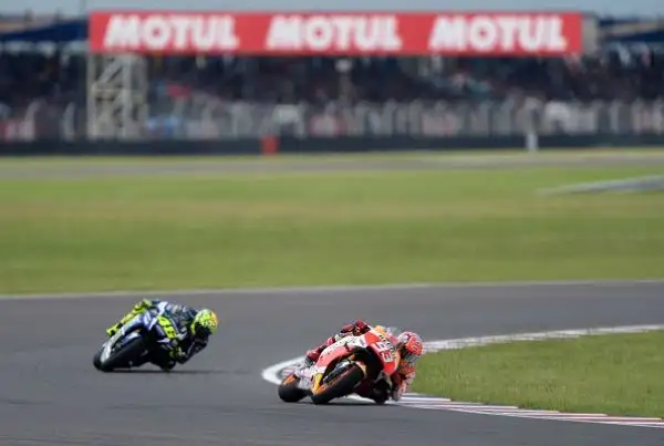 Vince Marquez, Rossi secondo. Suicidio Ducati. Jorge Lorenzo a terra.