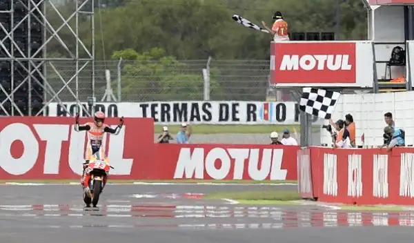 Vince Marquez, Rossi secondo. Suicidio Ducati. Jorge Lorenzo a terra.