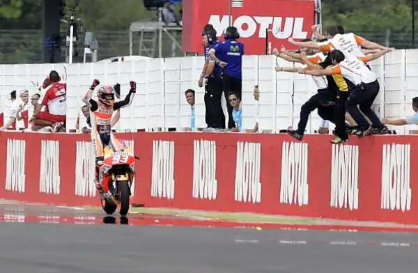 Vince Marquez, Rossi secondo. Suicidio Ducati. Jorge Lorenzo a terra.