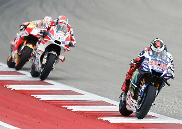 Marquez ha dominato il GP delle Americhe. La corsa è stata fortemente condizionata dalle tante cadute: a terra dopo pochi giri Rossi e Dovizioso. Sul anche Lorenzo e Iannone.