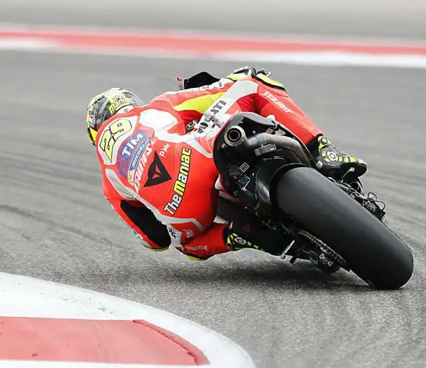 Marquez ha dominato il GP delle Americhe. La corsa è stata fortemente condizionata dalle tante cadute: a terra dopo pochi giri Rossi e Dovizioso. Sul anche Lorenzo e Iannone.