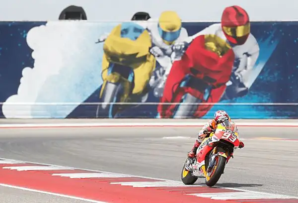 Marquez ha dominato il GP delle Americhe. La corsa è stata fortemente condizionata dalle tante cadute: a terra dopo pochi giri Rossi e Dovizioso. Sul anche Lorenzo e Iannone.