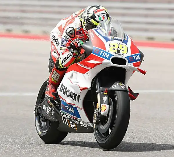 Marquez ha dominato il GP delle Americhe. La corsa è stata fortemente condizionata dalle tante cadute: a terra dopo pochi giri Rossi e Dovizioso. Sul anche Lorenzo e Iannone.