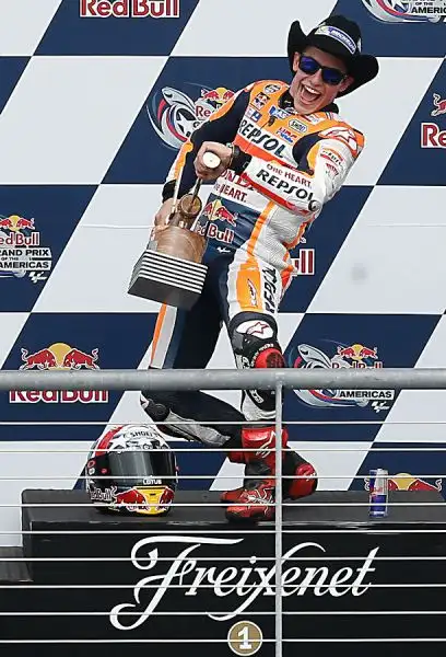 Marquez ha dominato il GP delle Americhe. La corsa è stata fortemente condizionata dalle tante cadute: a terra dopo pochi giri Rossi e Dovizioso. Sul anche Lorenzo e Iannone.