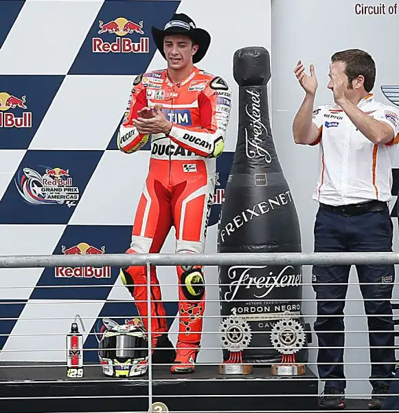 Marquez ha dominato il GP delle Americhe. La corsa è stata fortemente condizionata dalle tante cadute: a terra dopo pochi giri Rossi e Dovizioso. Sul anche Lorenzo e Iannone.