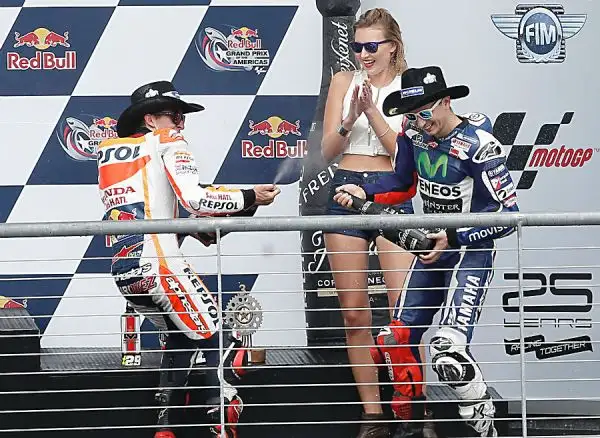 Marquez ha dominato il GP delle Americhe. La corsa è stata fortemente condizionata dalle tante cadute: a terra dopo pochi giri Rossi e Dovizioso. Sul anche Lorenzo e Iannone.