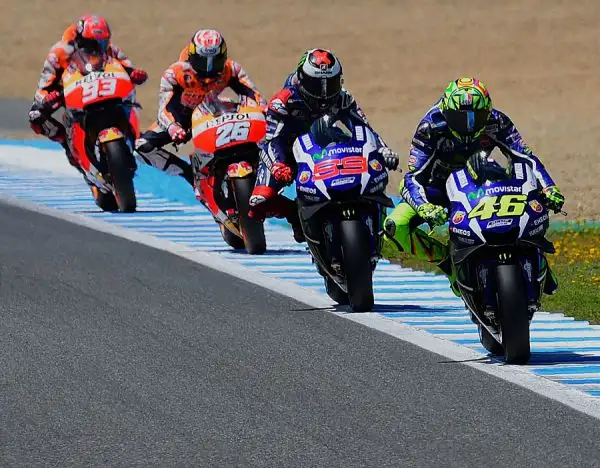 Valentino Rossi conquista a Jerez la prima vittoria della stagione, lanciando un messaggio chiaro a tutti. Il Dottore domina la corsa dal primo all'ultimo giro, distanziando Lorenzo e Marquez.
