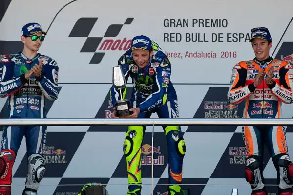 Valentino Rossi conquista a Jerez la prima vittoria della stagione, lanciando un messaggio chiaro a tutti. Il Dottore domina la corsa dal primo all'ultimo giro, distanziando Lorenzo e Marquez.