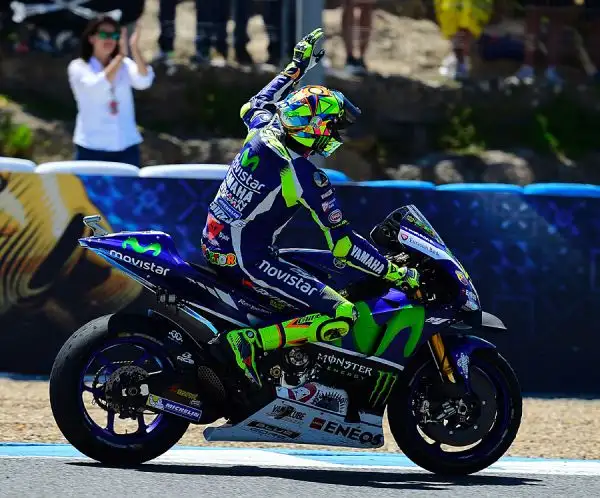 Valentino Rossi conquista a Jerez la prima vittoria della stagione, lanciando un messaggio chiaro a tutti. Il Dottore domina la corsa dal primo all'ultimo giro, distanziando Lorenzo e Marquez.