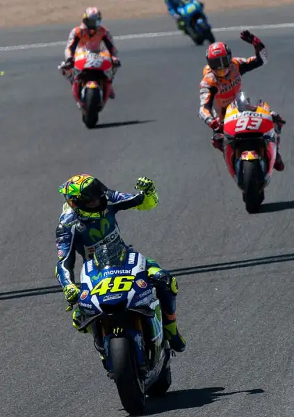 Valentino Rossi conquista a Jerez la prima vittoria della stagione, lanciando un messaggio chiaro a tutti. Il Dottore domina la corsa dal primo all'ultimo giro, distanziando Lorenzo e Marquez.