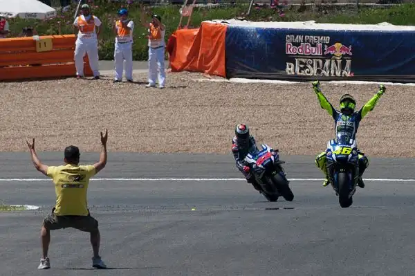 Valentino Rossi conquista a Jerez la prima vittoria della stagione, lanciando un messaggio chiaro a tutti. Il Dottore domina la corsa dal primo all'ultimo giro, distanziando Lorenzo e Marquez.
