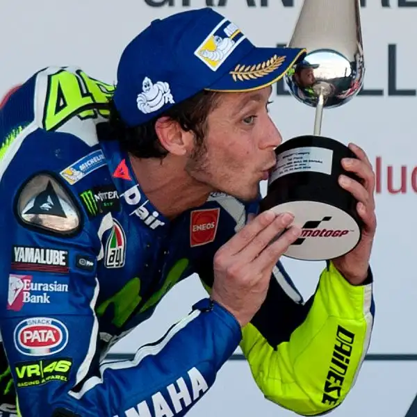 Valentino Rossi conquista a Jerez la prima vittoria della stagione, lanciando un messaggio chiaro a tutti. Il Dottore domina la corsa dal primo all'ultimo giro, distanziando Lorenzo e Marquez.