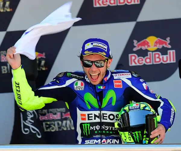 Valentino Rossi conquista a Jerez la prima vittoria della stagione, lanciando un messaggio chiaro a tutti. Il Dottore domina la corsa dal primo all'ultimo giro, distanziando Lorenzo e Marquez.