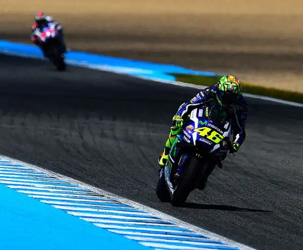 Valentino Rossi conquista a Jerez la prima vittoria della stagione, lanciando un messaggio chiaro a tutti. Il Dottore domina la corsa dal primo all'ultimo giro, distanziando Lorenzo e Marquez.