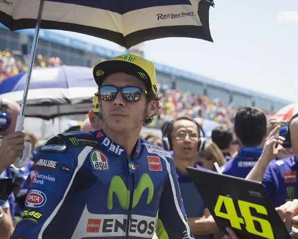 Valentino Rossi conquista a Jerez la prima vittoria della stagione, lanciando un messaggio chiaro a tutti. Il Dottore domina la corsa dal primo all'ultimo giro, distanziando Lorenzo e Marquez.