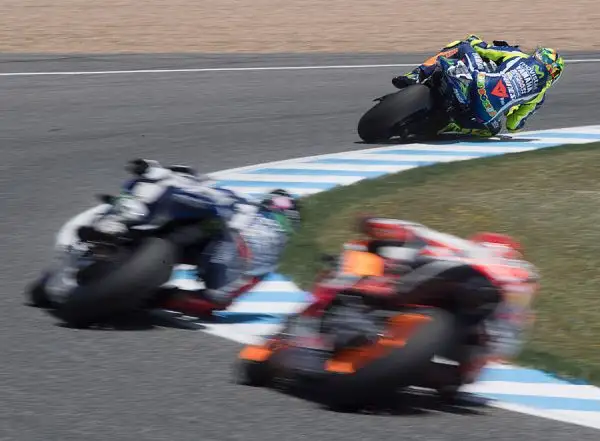 Valentino Rossi conquista a Jerez la prima vittoria della stagione, lanciando un messaggio chiaro a tutti. Il Dottore domina la corsa dal primo all'ultimo giro, distanziando Lorenzo e Marquez.
