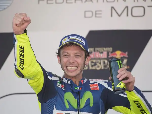 Valentino Rossi conquista a Jerez la prima vittoria della stagione, lanciando un messaggio chiaro a tutti. Il Dottore domina la corsa dal primo all'ultimo giro, distanziando Lorenzo e Marquez.