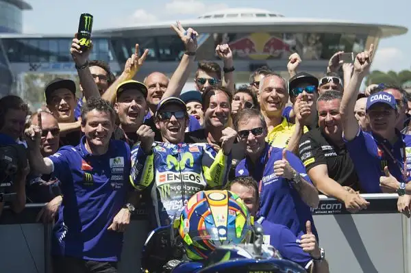 Valentino Rossi conquista a Jerez la prima vittoria della stagione, lanciando un messaggio chiaro a tutti. Il Dottore domina la corsa dal primo all'ultimo giro, distanziando Lorenzo e Marquez.