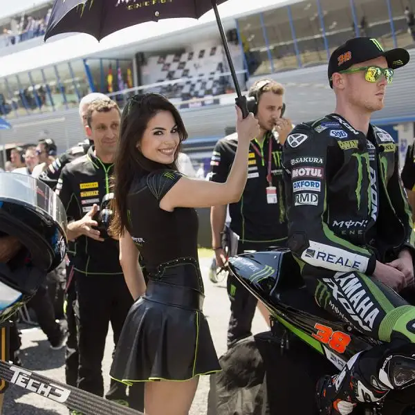 Le immagini delle splendide ragazze che hanno riempito i paddock e la pit lane durante il week end del GP Superbike di Jerez dominato dalla Yamaha di Valentino Rossi.