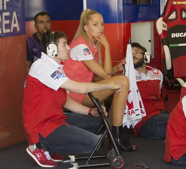 Le immagini delle splendide ragazze che hanno riempito i paddock e la pit lane durante il week end del GP Superbike di Jerez dominato dalla Yamaha di Valentino Rossi.