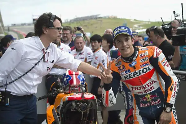 Marquez, dopo aver dominato le libere, ha fatto segnare il miglior tempo anche in qualifica, con meno di un decimo di vantaggio però su un battagliero Lorenzo, terzo Valentino Rossi.