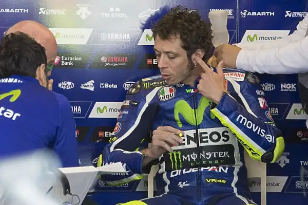 Marquez, dopo aver dominato le libere, ha fatto segnare il miglior tempo anche in qualifica, con meno di un decimo di vantaggio però su un battagliero Lorenzo, terzo Valentino Rossi.
