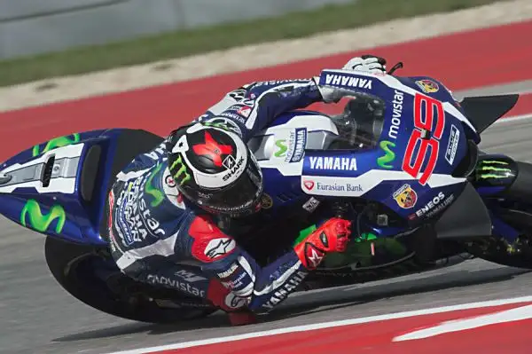 Marquez, dopo aver dominato le libere, ha fatto segnare il miglior tempo anche in qualifica, con meno di un decimo di vantaggio però su un battagliero Lorenzo, terzo Valentino Rossi.